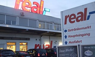 Einer der großen Verbrauchermärkte im Kreis Minden-Lübbecke ist der Real in Espelkamp an der General-Bishop-Straße. Auf dem Gelände befindet sich noch eine stark frequentierte Tankstelle, ein Getränkemarkt und ein Möbelhaus. - Karsten Schulz Einer der großen Verbrauchermärkte im Kreis Minden-Lübbecke ist der Real in Espelkamp an der General-Bishop-Straße. Auf dem Gelände befindet sich noch eine stark frequentierte Tankstelle, ein Getränkemarkt und ein Möbelhaus. - Karsten Schulz