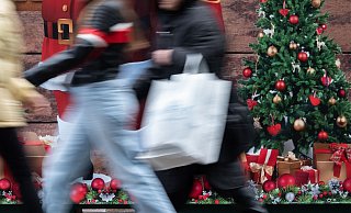 Mehr Geld für Weihnachtsgeschenke (Archivbild) - Anna Ross/dpa Mehr Geld für Weihnachtsgeschenke (Archivbild) - Anna Ross/dpa