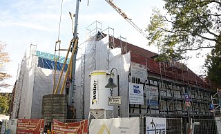 Hinter der Plane sind die Bauarbeiten am Adam-und-Eva-Haus sowie am benachbarten Haus Erzengel derzeit in vollem Gange. - Sven Hauhart Hinter der Plane sind die Bauarbeiten am Adam-und-Eva-Haus sowie am benachbarten Haus Erzengel derzeit in vollem Gange. - Sven Hauhart