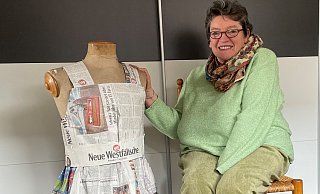 Christine Wendt hat ein Kleid aus NW-Zeitungen genäht - inklusive Reißverschluss und passendem Gürtel. - Shannon-Lee Bendig Christine Wendt hat ein Kleid aus NW-Zeitungen genäht - inklusive Reißverschluss und passendem Gürtel. - Shannon-Lee Bendig