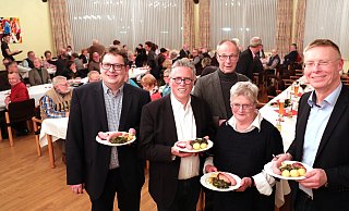 SPD-Bundestagsabgeordnete Stefan Schwartze, Bürgermeister Ulrich Rolfsmeyer, Fraktionsvorsitzender Ulrich Ewering, die Gemeindeverbandsvorsitzende Christiane Möller-Bach und Bürgermeisterkandidat Andreas Hüffmann. - Frank-Michael Kiel-Steinkamp SPD-Bundestagsabgeordnete Stefan Schwartze, Bürgermeister Ulrich Rolfsmeyer, Fraktionsvorsitzender Ulrich Ewering, die Gemeindeverbandsvorsitzende Christiane Möller-Bach und Bürgermeisterkandidat Andreas Hüffmann. - Frank-Michael Kiel-Steinkamp