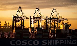 Ein Containerschiff der China Ocean Shipping Company (COSCO) wird am Containerterminal Tollerort der Hamburger Hafen und Logistik AG (HHLA) entladen. - Christian Charisius/dpa Ein Containerschiff der China Ocean Shipping Company (COSCO) wird am Containerterminal Tollerort der Hamburger Hafen und Logistik AG (HHLA) entladen. - Christian Charisius/dpa
