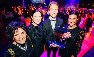 Luis Engelns freute sich beim Sportlerball nicht nur über den Nachwuchspreis, sondern auch über die Unterstützung seiner Oma Wichtrud (l.), seiner Mutter Susanne und seiner Tante Janina (r.). - Besim Mazhiqi Luis Engelns freute sich beim Sportlerball nicht nur über den Nachwuchspreis, sondern auch über die Unterstützung seiner Oma Wichtrud (l.), seiner Mutter Susanne und seiner Tante Janina (r.). - Besim Mazhiqi