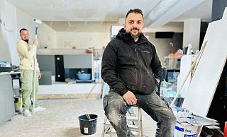 Georgios Pone und Anastasios Sales (l.) bauen das "Greeks" in der Obernstraße zum "4800" um. - Stefan Becker Georgios Pone und Anastasios Sales (l.) bauen das "Greeks" in der Obernstraße zum "4800" um. - Stefan Becker