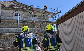 Die Feuerwehr konnte das Dach des Wohnhauses in Borgholzhausen im Kreis Gütersloh nicht über die Drehleiter erreichen, sondern über ein Baugerüst, das für Malerarbeiten um das Gebäude errichtet wurde. - Anja Hanneforth Die Feuerwehr konnte das Dach des Wohnhauses in Borgholzhausen im Kreis Gütersloh nicht über die Drehleiter erreichen, sondern über ein Baugerüst, das für Malerarbeiten um das Gebäude errichtet wurde. - Anja Hanneforth