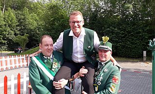 Umjubelt: Stefan Buschmeier ist der neue Schützenkönig in Dahl. - Privat Umjubelt: Stefan Buschmeier ist der neue Schützenkönig in Dahl. - Privat