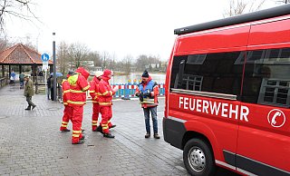 Feuerwehr und DLRG sind zum Konrad-Adenauer-Platz ausgerückt, um von dort aus nach dem seit Rosenmontag vermissten Frank H. zu suchen. - Marion Pokorra-Brockschmidt Feuerwehr und DLRG sind zum Konrad-Adenauer-Platz ausgerückt, um von dort aus nach dem seit Rosenmontag vermissten Frank H. zu suchen. - Marion Pokorra-Brockschmidt