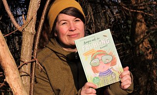 Doro Ahlemeyer verbringt gern Zeit in Nieheims "Bunten Land" - auch mit ihrem Frühlingsbuch für Kinder. - Madita Schellenberg Doro Ahlemeyer verbringt gern Zeit in Nieheims "Bunten Land" - auch mit ihrem Frühlingsbuch für Kinder. - Madita Schellenberg
