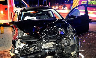 Der Wagen war nicht mehr fahrbereit. Die Polizei schätzte den Schaden auf 33.000 Euro. - Symbolfoto: Andreas Frücht Der Wagen war nicht mehr fahrbereit. Die Polizei schätzte den Schaden auf 33.000 Euro. - Symbolfoto: Andreas Frücht