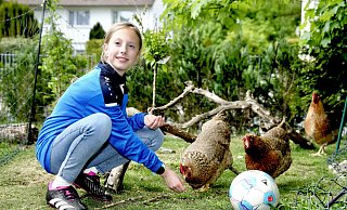 Fußballspielende Hühner? Alles ist möglich: Das hat Einlaufkind Johanna Höcker ja bei Arminia gesehen. - Peter Unger Fußballspielende Hühner? Alles ist möglich: Das hat Einlaufkind Johanna Höcker ja bei Arminia gesehen. - Peter Unger