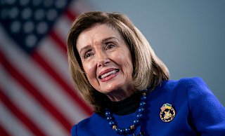Nancy Pelosi stellt sich hinter Kamala Harris. (Archivbild) - J. Scott Applewhite/AP/dpa Nancy Pelosi stellt sich hinter Kamala Harris. (Archivbild) - J. Scott Applewhite/AP/dpa