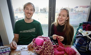 Marcel Bohnenkamp und Zoe Ponter engagieren sich in der Strickgruppe "Knit me up". - Peter Unger Marcel Bohnenkamp und Zoe Ponter engagieren sich in der Strickgruppe "Knit me up". - Peter Unger