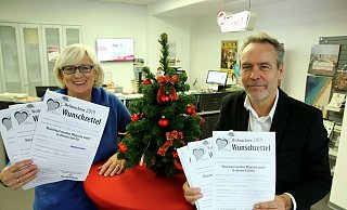 Doris Godesaer-Schiebel und Uwe Körtge von der Gütersloher NW-Geschäftsstelle in der Münsterstraße 46 halten hier einige der 770 Wunschzettel bereit. - Matthias Gans Doris Godesaer-Schiebel und Uwe Körtge von der Gütersloher NW-Geschäftsstelle in der Münsterstraße 46 halten hier einige der 770 Wunschzettel bereit. - Matthias Gans