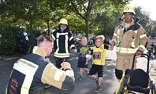Die letzten 50 Meter ins Ziel wollten Torben und Felix nicht im Rollstuhl fahren, sondern selbst zu Fuß laufen. Für sie ein großer Kraftakt. - Thomas Kube Die letzten 50 Meter ins Ziel wollten Torben und Felix nicht im Rollstuhl fahren, sondern selbst zu Fuß laufen. Für sie ein großer Kraftakt. - Thomas Kube