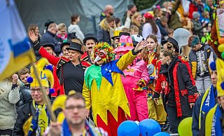 Karnevalsumzüge und bunte Verkleidungen gehören zu festen Ritualen an Karneval. - Sarah Jonek Karnevalsumzüge und bunte Verkleidungen gehören zu festen Ritualen an Karneval. - Sarah Jonek