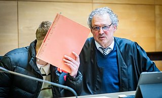 Der Hauptangeklagte (l. 20) - hier mit Anwalt Georg Schulze - soll mehrfach mit einem Messer auf das Opfer eingestochen zu haben; mutmaßlich um Rache für andere zu üben. - Sarah Jonek Der Hauptangeklagte (l. 20) - hier mit Anwalt Georg Schulze - soll mehrfach mit einem Messer auf das Opfer eingestochen zu haben; mutmaßlich um Rache für andere zu üben. - Sarah Jonek