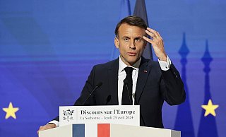 Der französische Präsident Emmanuel Macron fordert eine europäische Verteidigungsstrategie mit einer gemeinsamen Rüstungsindustrie und einer über Fonds der EU finanzierte beschleunigte Aufrüstung. - Christophe Petit Tesson/EPA POOL/AP/dpa Der französische Präsident Emmanuel Macron fordert eine europäische Verteidigungsstrategie mit einer gemeinsamen Rüstungsindustrie und einer über Fonds der EU finanzierte beschleunigte Aufrüstung. - Christophe Petit Tesson/EPA POOL/AP/dpa
