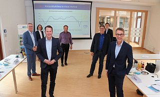 Harald Grefe (v.l.), Marco Rieso, Oliver Flaskämper, Uwe Grotemeier, Rainer Döring, Gero Frommholz und Klaus Bockermann luden zur Präsentation der Herbst-Konjunkturumfrage ein. - Andreas Sundermeier Harald Grefe (v.l.), Marco Rieso, Oliver Flaskämper, Uwe Grotemeier, Rainer Döring, Gero Frommholz und Klaus Bockermann luden zur Präsentation der Herbst-Konjunkturumfrage ein. - Andreas Sundermeier