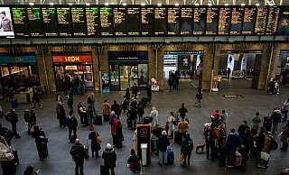 Menschen stehen an Anzeigetafeln im Bahnhof Kings Cross in London. Streiks behindern den Reiseverkehr zu Weihnachten erheblich. - Aaron Chown/PA/dpa Menschen stehen an Anzeigetafeln im Bahnhof Kings Cross in London. Streiks behindern den Reiseverkehr zu Weihnachten erheblich. - Aaron Chown/PA/dpa