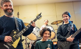 "Blueberry Jam" sind Ivko Rakic an der Gitarre, Dana Rakic am Gesang und die Töchter Irina am Bass und Mila am Schlagzeug. Bei der Songauswahl stimmen sich Eltern und Töchter ab. - Ralf Bittner "Blueberry Jam" sind Ivko Rakic an der Gitarre, Dana Rakic am Gesang und die Töchter Irina am Bass und Mila am Schlagzeug. Bei der Songauswahl stimmen sich Eltern und Töchter ab. - Ralf Bittner