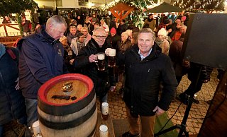 Bürgermeister Tim Kähler (v. r.), Peter Lohmeyer und Jörg Fabry von der Herforder Brauerei haben auf dem Gänsemarkt das Fass Weihnachts-Freibier angestochen. Kähler brauchte nur zwei Schläge. - Frank-Michael Kiel-Steinkamp Bürgermeister Tim Kähler (v. r.), Peter Lohmeyer und Jörg Fabry von der Herforder Brauerei haben auf dem Gänsemarkt das Fass Weihnachts-Freibier angestochen. Kähler brauchte nur zwei Schläge. - Frank-Michael Kiel-Steinkamp