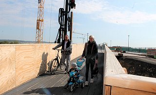 "Patzige Reaktionen": Mutter Maria Siemens (r.) nutzt täglich mit den Kindern den Fußweg über die alte Beverunger Weserbrücke. Sie ärgert sich über Radfahrer, die trotz Verbot einfach drüberfahren. - Manuela Puls "Patzige Reaktionen": Mutter Maria Siemens (r.) nutzt täglich mit den Kindern den Fußweg über die alte Beverunger Weserbrücke. Sie ärgert sich über Radfahrer, die trotz Verbot einfach drüberfahren. - Manuela Puls