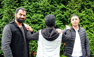 Ghassan Al Yaesiri (l.) und Redouan Elouarghi haben nach der Tat das 43-jährige Opfer wiedergetroffen. Die fünffache Mutter dankte ihren Rettern von tiefstem Herzen. - Jens Reichenbach Ghassan Al Yaesiri (l.) und Redouan Elouarghi haben nach der Tat das 43-jährige Opfer wiedergetroffen. Die fünffache Mutter dankte ihren Rettern von tiefstem Herzen. - Jens Reichenbach