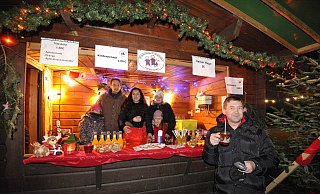 Thomas Sienko (r.) genießt seinen Punsch am Stand des Fördervereins der Grundschule Eidinghausen. Hinter der Theke sorgten Sven Börner (v.l.), Iwona Sienko und Kathrine Isemann mit Nele, Anna und Jette Marie für die durstigen Besucher. Thomas Sienko (r.) genießt seinen Punsch am Stand des Fördervereins der Grundschule Eidinghausen. Hinter der Theke sorgten Sven Börner (v.l.), Iwona Sienko und Kathrine Isemann mit Nele, Anna und Jette Marie für die durstigen Besucher.