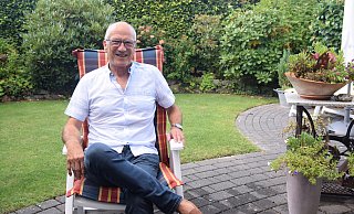 Klaus Rieke in seinem Garten. Fast 20 Jahre lang war der heute 70-Jährige Bürgermeister in Enger. - Mareike Patock Klaus Rieke in seinem Garten. Fast 20 Jahre lang war der heute 70-Jährige Bürgermeister in Enger. - Mareike Patock