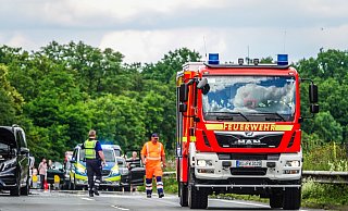 Die Feuerwehr löschte am Morgen einen brenenden Lkw auf der A2. - Symbolbild: Paul Brinkmann Die Feuerwehr löschte am Morgen einen brenenden Lkw auf der A2. - Symbolbild: Paul Brinkmann