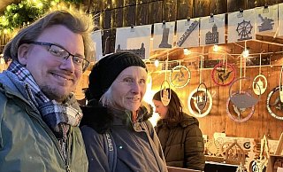 Jens Klüsekamp und Beate Hüttemeier freuen sich über die handgefertigten Kunstwerke der Firma Lauseart aus Mastbruch. - Susanne Göbel Jens Klüsekamp und Beate Hüttemeier freuen sich über die handgefertigten Kunstwerke der Firma Lauseart aus Mastbruch. - Susanne Göbel