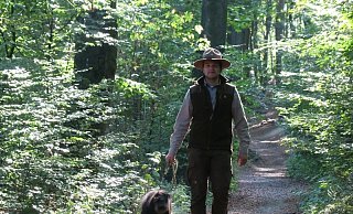 Immer mit Hut und Hund: Beide helfen Gellern - der Hut als Erkennungszeichen, der Hund stößt Gespräche an. - Kurt Ehmke Immer mit Hut und Hund: Beide helfen Gellern - der Hut als Erkennungszeichen, der Hund stößt Gespräche an. - Kurt Ehmke