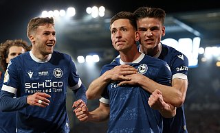 Arminia Bielefelds Marius Wörl (2. v.r.) jubelt über seinen Treffer zum 1:1 gegen Bayer Leverkusen im Halbfinale des DFB-Pokals. - picture alliance/dpa Arminia Bielefelds Marius Wörl (2. v.r.) jubelt über seinen Treffer zum 1:1 gegen Bayer Leverkusen im Halbfinale des DFB-Pokals. - picture alliance/dpa
