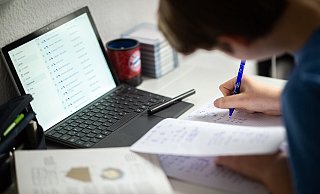 Die Kommunikation mit der Schule läuft in Gütersloh schwerpunktmäßig über Teams, wofür die Stadt den Schulen Microsoft 365 zur Verfügung stellt. - Symbolfoto/picture alliance Die Kommunikation mit der Schule läuft in Gütersloh schwerpunktmäßig über Teams, wofür die Stadt den Schulen Microsoft 365 zur Verfügung stellt. - Symbolfoto/picture alliance