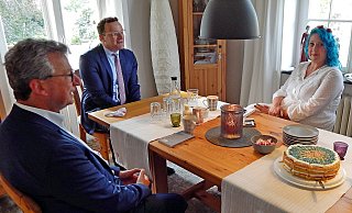 Bundesgesundheitsminister Jens Spahn besucht Palliativpflegerin Christina Michel in Helpup. Für den Besuch des Ministers hat sich der CDU-Landratskandidat Jens Gnisa (l.) eingesetzt. - Gunter Held Bundesgesundheitsminister Jens Spahn besucht Palliativpflegerin Christina Michel in Helpup. Für den Besuch des Ministers hat sich der CDU-Landratskandidat Jens Gnisa (l.) eingesetzt. - Gunter Held
