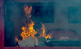Die Feuerwehr warnt davor, dass trockene Weihnachtsbäume in Verbindung mit Kerzen gefährlich werden können - wie auch auf diesem beispielhaften Foto zu sehen ist. - Symbolbild Picture Alliance Die Feuerwehr warnt davor, dass trockene Weihnachtsbäume in Verbindung mit Kerzen gefährlich werden können - wie auch auf diesem beispielhaften Foto zu sehen ist. - Symbolbild Picture Alliance
