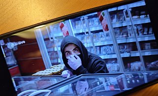 Mit Schauspielern hat die "XY"-Redaktion den Tathergang des Überfalls auf einen Rewe-Markt in Marsberg bei Warburg nachgestellt. - Svenja Ludwig Mit Schauspielern hat die "XY"-Redaktion den Tathergang des Überfalls auf einen Rewe-Markt in Marsberg bei Warburg nachgestellt. - Svenja Ludwig
