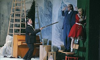 Baron Kronthal (Eric Laporte, l.) gibt seinem Liebesdrängen mit dem Gewehr Nachdruck, Schulmeister Baculus (Jacek Janiszewski) und seinem Gretchen (Cornelie Isenbürger) gehen die Argumente aus. - FOTO: MATTHIAS STUTTE Baron Kronthal (Eric Laporte, l.) gibt seinem Liebesdrängen mit dem Gewehr Nachdruck, Schulmeister Baculus (Jacek Janiszewski) und seinem Gretchen (Cornelie Isenbürger) gehen die Argumente aus. - FOTO: MATTHIAS STUTTE