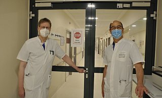 Die Chefärzte Rainer Schnippe (l.) und Daniel Winter vor der wieder aktivierten Isolier-Station. - Rainer Stephan Die Chefärzte Rainer Schnippe (l.) und Daniel Winter vor der wieder aktivierten Isolier-Station. - Rainer Stephan