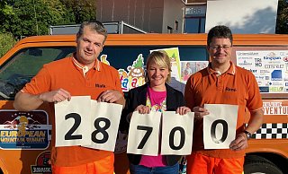 Fröhlich: Maik Wulfmeyer, Peggy Brammert von Fruchtalarm und René John (von links) freuen sich über die große Summe, die mit Hilfe von 23 Spendern für an Krebs erkrankte Kinder zusammengekommen ist. - Alexander Jenniches Fröhlich: Maik Wulfmeyer, Peggy Brammert von Fruchtalarm und René John (von links) freuen sich über die große Summe, die mit Hilfe von 23 Spendern für an Krebs erkrankte Kinder zusammengekommen ist. - Alexander Jenniches