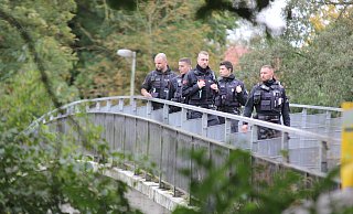 Bereitschaftspolizisten aus Bielefeld durchkämmten den Sielpark in Bad Oeynhausen und die Umgebung des Sielwehrs. - Ulf Hanke Bereitschaftspolizisten aus Bielefeld durchkämmten den Sielpark in Bad Oeynhausen und die Umgebung des Sielwehrs. - Ulf Hanke