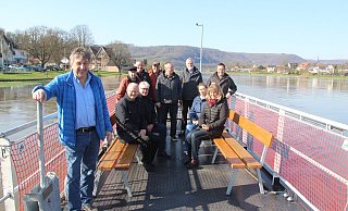 Testfahrt der Weserfähre zwischen Herstelle und Würgassen mit allen Fährschiffern und Vertretern der Stadt Beverungen und der Fähr-Ortschaften. - Burkhard Battran Testfahrt der Weserfähre zwischen Herstelle und Würgassen mit allen Fährschiffern und Vertretern der Stadt Beverungen und der Fähr-Ortschaften. - Burkhard Battran