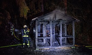 Komplett niedergebrannt: Eine Gartenlaube in der Bielefelder Apfelstraße. - Christian Mathiesen Komplett niedergebrannt: Eine Gartenlaube in der Bielefelder Apfelstraße. - Christian Mathiesen