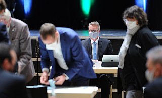 Der frisch wiedergewählte Kulturdezernent Andreas Kimpel verfolgt konzentriert die Auszählung der Stimmen. Foto: Andreas Frücht - Andreas Fruecht Der frisch wiedergewählte Kulturdezernent Andreas Kimpel verfolgt konzentriert die Auszählung der Stimmen. Foto: Andreas Frücht - Andreas Fruecht