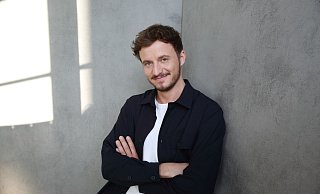 Tommi Schmitt ist Gastgeber der neuen ZDFneo-Show «Studio Schmitt». - Foto: Joachim Gern/ZDF/dpa Tommi Schmitt ist Gastgeber der neuen ZDFneo-Show «Studio Schmitt». - Foto: Joachim Gern/ZDF/dpa