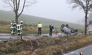 Bei dem Unfall hat sich der Wagen einer 30-Jährigen überschlagen. - Polizei Höxter Bei dem Unfall hat sich der Wagen einer 30-Jährigen überschlagen. - Polizei Höxter