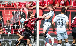 Tjark Scheller (M.) vom SC Paderborn erzielt neben dem Nürnberger Caspar Jander den Treffer zum zwischenzeitlichen 1:1. - Daniel Karmann/dpa Tjark Scheller (M.) vom SC Paderborn erzielt neben dem Nürnberger Caspar Jander den Treffer zum zwischenzeitlichen 1:1. - Daniel Karmann/dpa
