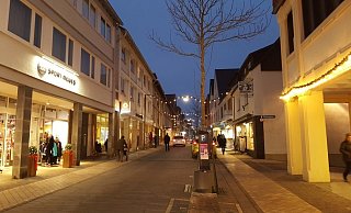 Einkaufen im Advent 2020: Mitunter sieht es in der Warburger Innenstadt recht trostlos aus. Nur vereinzelt kommen Bürger, um Einkäufe zu erledigen. - Dieter Scholz Einkaufen im Advent 2020: Mitunter sieht es in der Warburger Innenstadt recht trostlos aus. Nur vereinzelt kommen Bürger, um Einkäufe zu erledigen. - Dieter Scholz