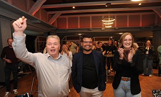 Sensation in Rahden: FDP-Kandidat Florian Hasse hat bei der Bürgermeisterwahl deutlich gegen CDU-Amtsinhaber Bert Honsel gewonnen. Mit Haase freuten sich seine Freundin Lena Culemann und FDP-Spitzenkandidat Martin Wlecke. - Joern Spreen-Ledebur Sensation in Rahden: FDP-Kandidat Florian Hasse hat bei der Bürgermeisterwahl deutlich gegen CDU-Amtsinhaber Bert Honsel gewonnen. Mit Haase freuten sich seine Freundin Lena Culemann und FDP-Spitzenkandidat Martin Wlecke. - Joern Spreen-Ledebur