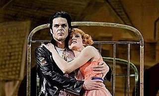 Mackie Messer, gespielt von Thomas Wehling, hat Polly (Julia Friede), die Tochter seines Konkurrenten Peachum, heimlich geheiratet. Doch echte Liebe sieht anders aus - FOTO: PHILIPP OTTENDÖRFER Mackie Messer, gespielt von Thomas Wehling, hat Polly (Julia Friede), die Tochter seines Konkurrenten Peachum, heimlich geheiratet. Doch echte Liebe sieht anders aus - FOTO: PHILIPP OTTENDÖRFER